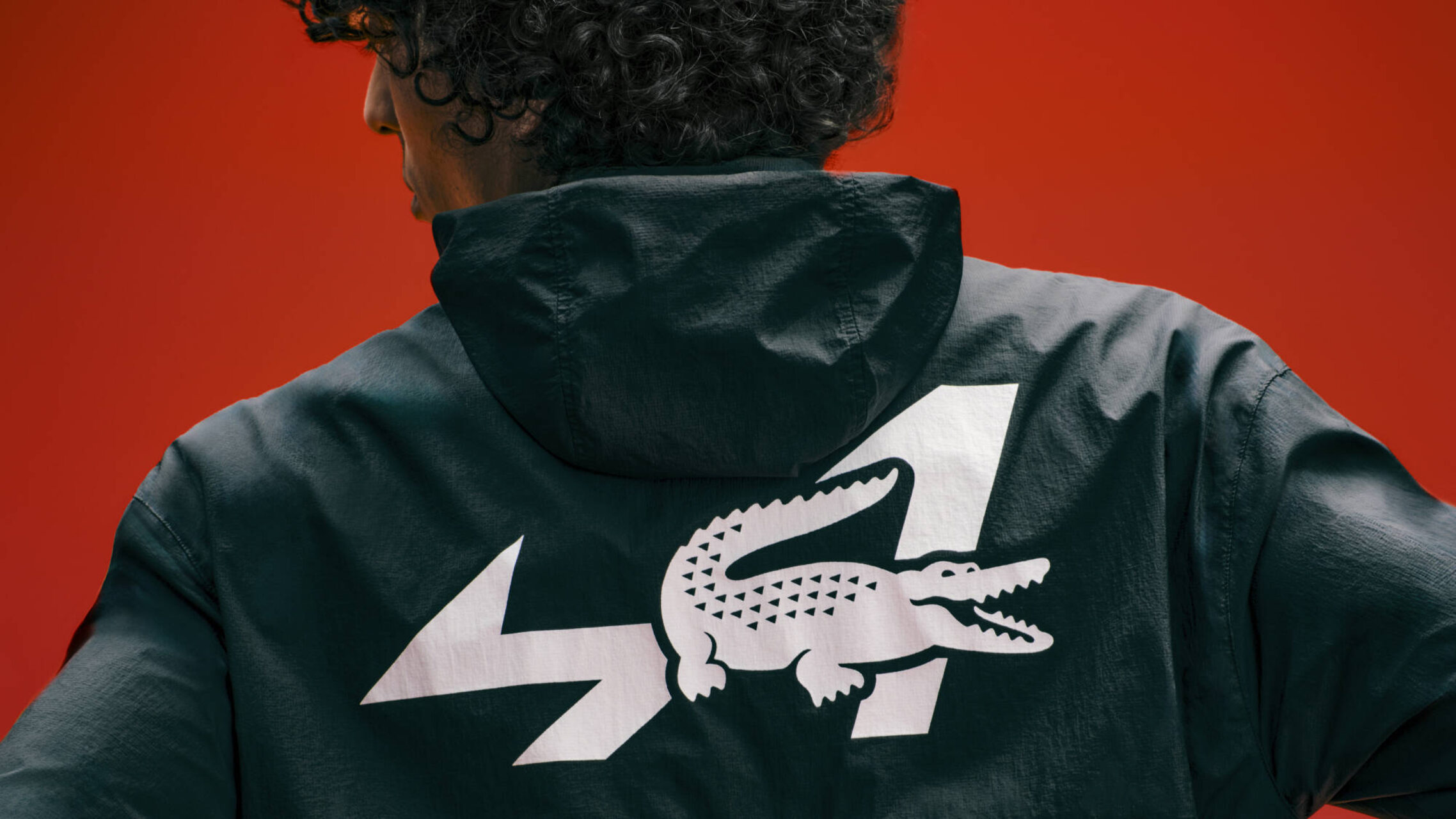 Collaboration Alpine x Lacoste: sintesi tra sport, tecnologia e identità di marca, con un concept che integra automobile, abbigliamento e immaginario visivo in una narrazione coerente e contemporanea