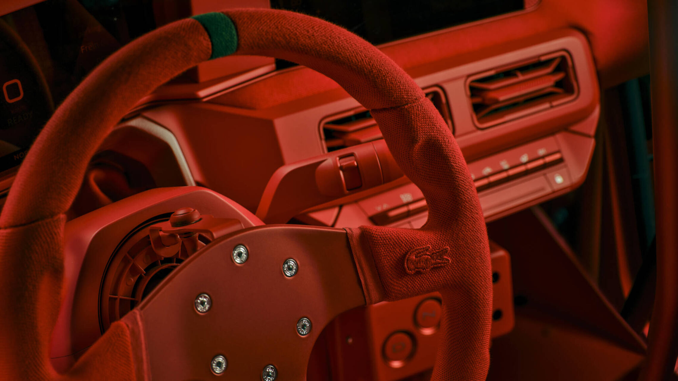 Collaboration Alpine x Lacoste: incontro tra ingegneria automobilistica, abbigliamento sportivo e creatività, raccontato attraverso una showcar, capi coordinati e immagini dal forte impatto visivo