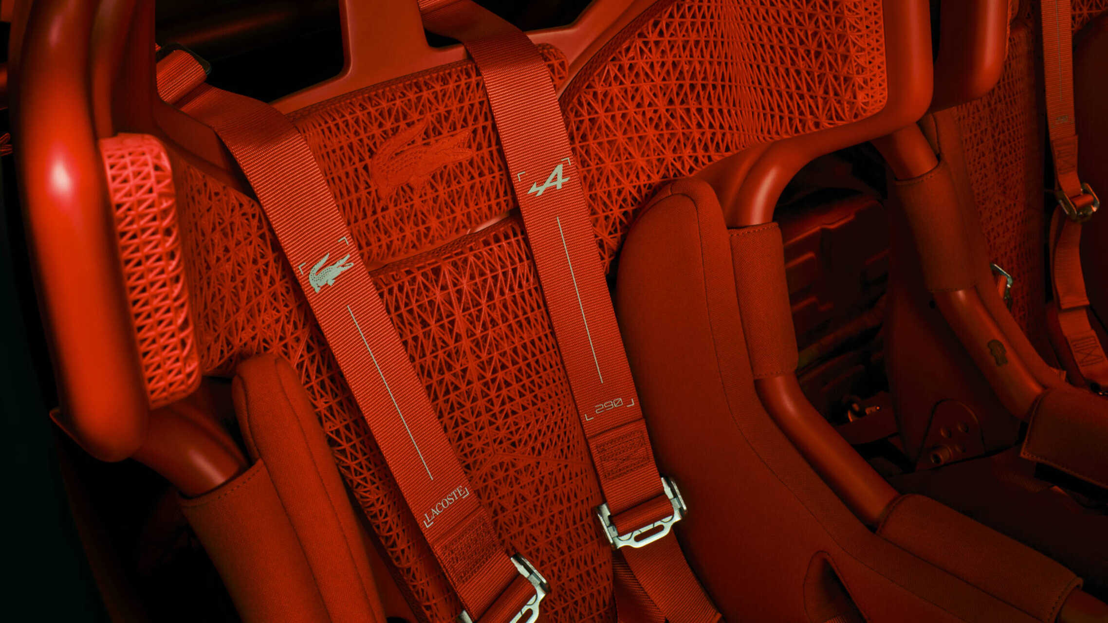 Collaboration Alpine x Lacoste: incontro tra ingegneria automobilistica, abbigliamento sportivo e creatività, raccontato attraverso una showcar, capi coordinati e immagini dal forte impatto visivo