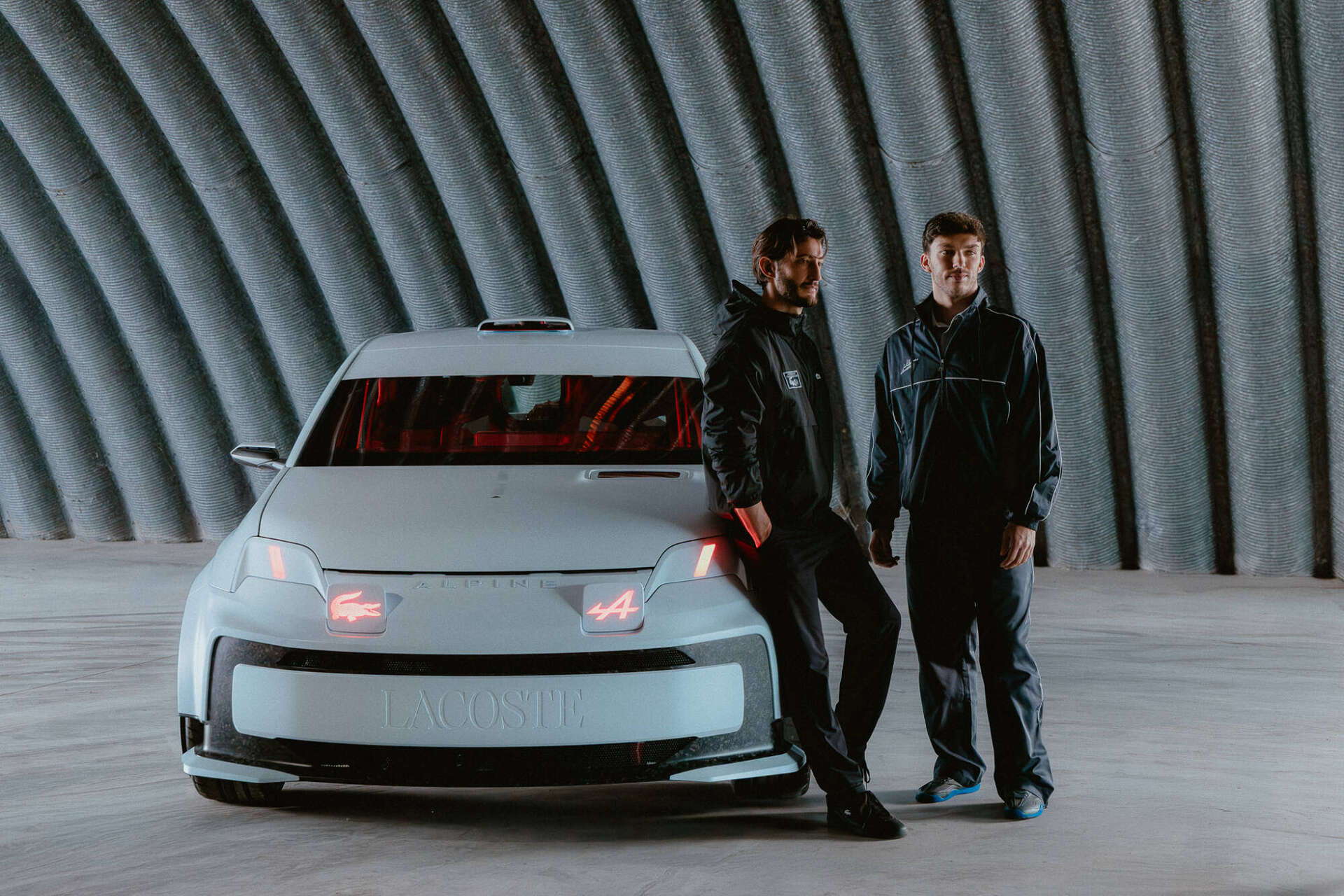 Collaboration Alpine x Lacoste: progetto condiviso tra moda, design e motorsport, con una vettura elettrica speciale, una collezione capsule e contenuti dedicati alla cultura sportiva francese