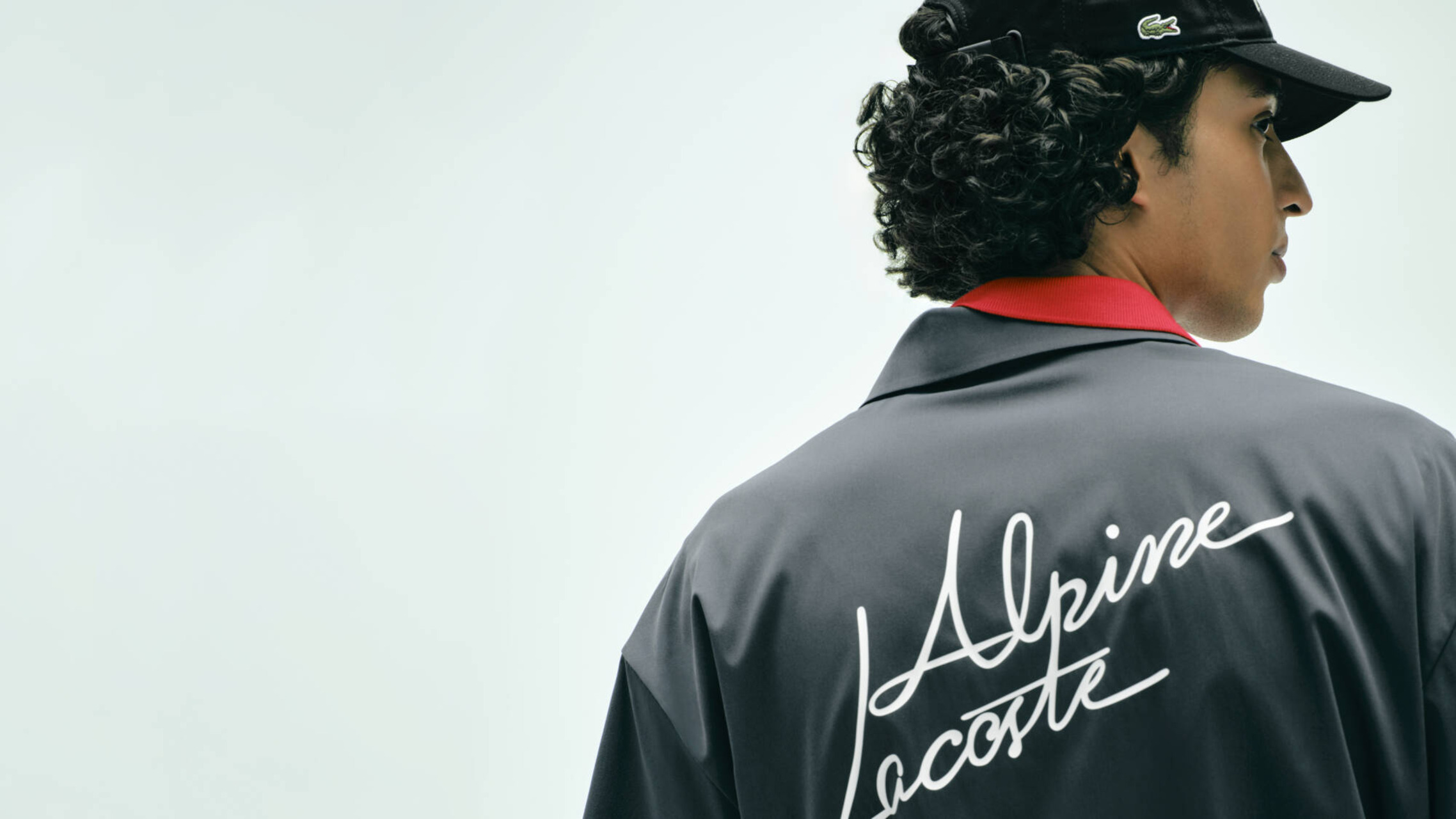 Collaboration Alpine x Lacoste: sintesi tra sport, tecnologia e identità di marca, con un concept che integra automobile, abbigliamento e immaginario visivo in una narrazione coerente e contemporanea