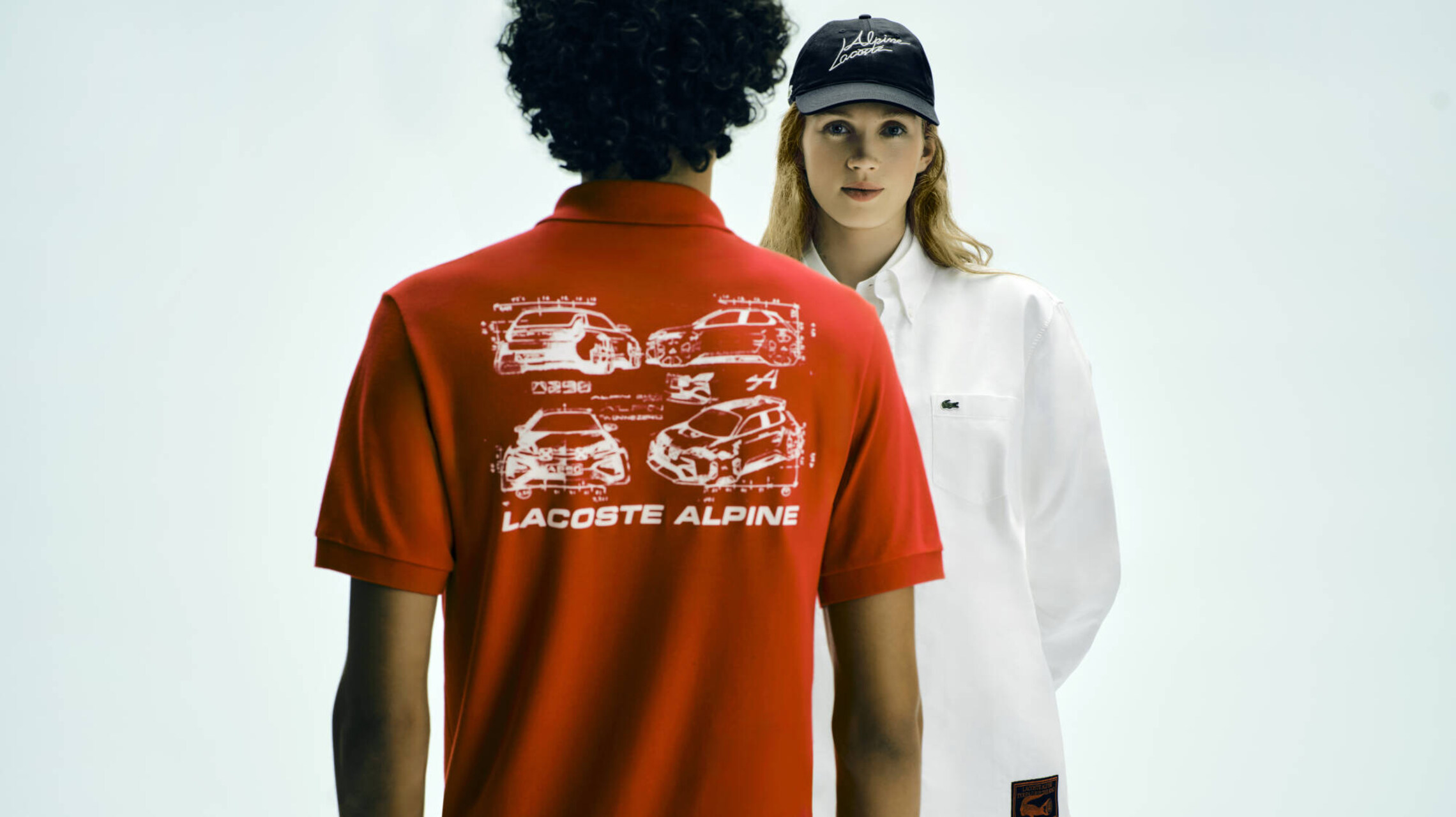 Collaboration Alpine x Lacoste: sintesi tra sport, tecnologia e identità di marca, con un concept che integra automobile, abbigliamento e immaginario visivo in una narrazione coerente e contemporanea
