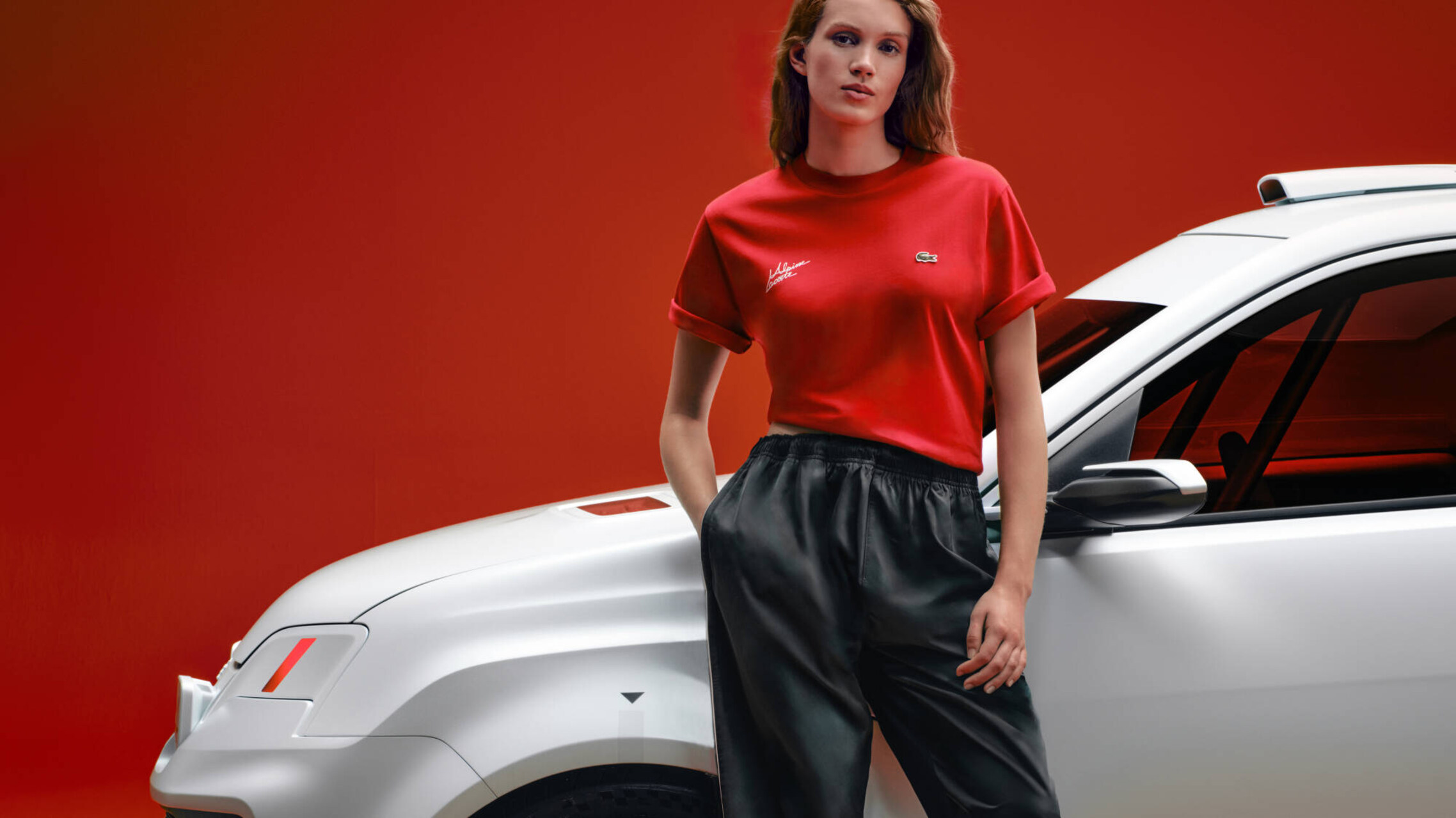 Collaboration Alpine x Lacoste: collaborazione dedicata a design, performance ed eleganza, espressa attraverso una vettura esclusiva, una capsule collection e una comunicazione dal linguaggio unitario