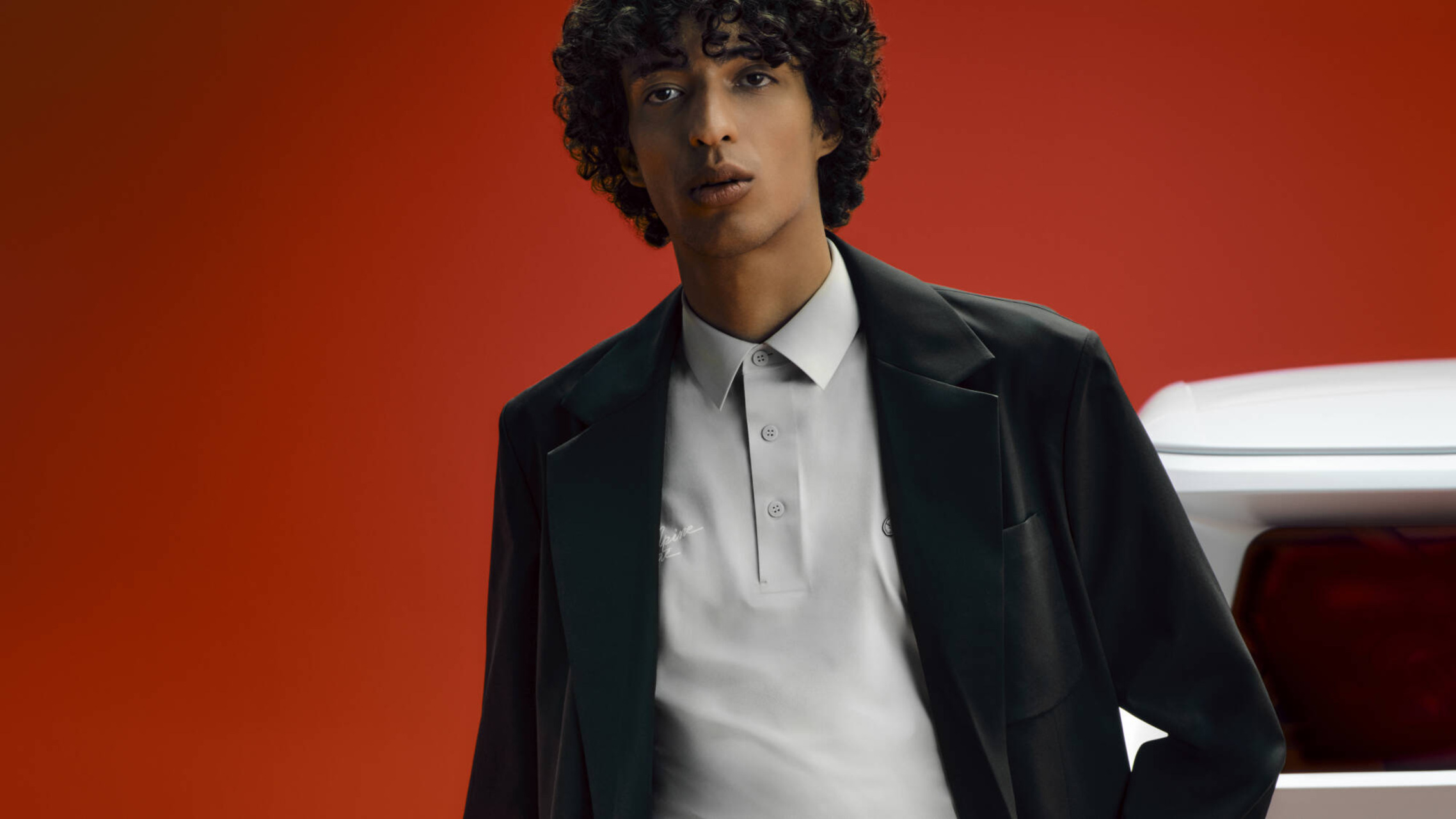 Collaboration Alpine x Lacoste: collaborazione dedicata a design, performance ed eleganza, espressa attraverso una vettura esclusiva, una capsule collection e una comunicazione dal linguaggio unitario