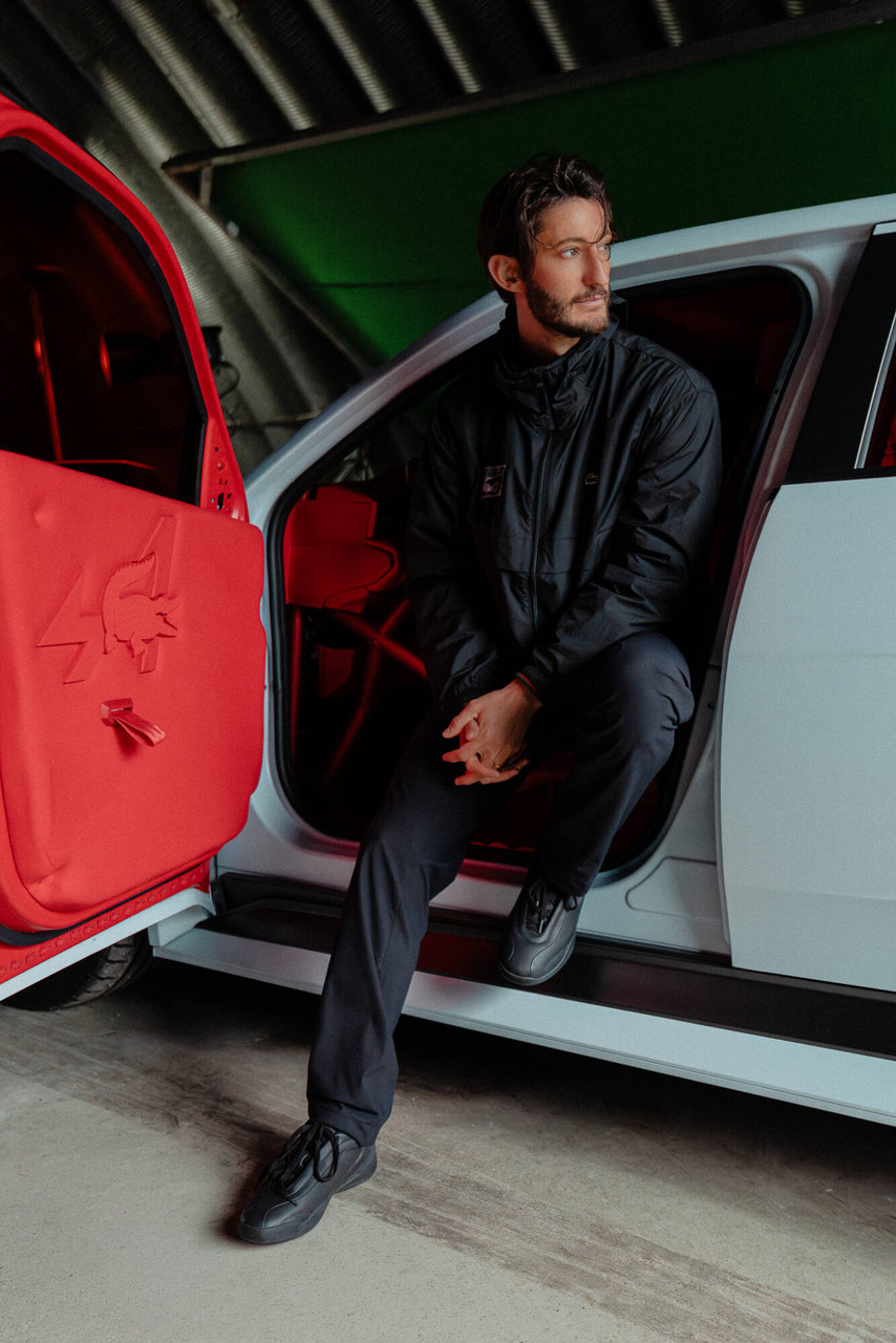 Collaboration Alpine x Lacoste: progetto creativo sviluppato tra automotive e fashion, con dettagli tecnici, materiali ricercati e riferimenti visivi condivisi tra i due marchi francesi