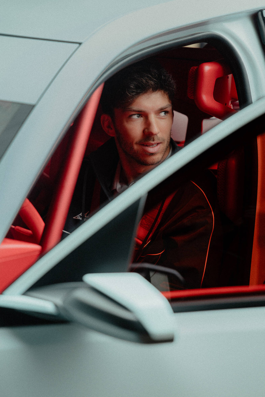 Collaboration Alpine x Lacoste: progetto creativo sviluppato tra automotive e fashion, con dettagli tecnici, materiali ricercati e riferimenti visivi condivisi tra i due marchi francesi