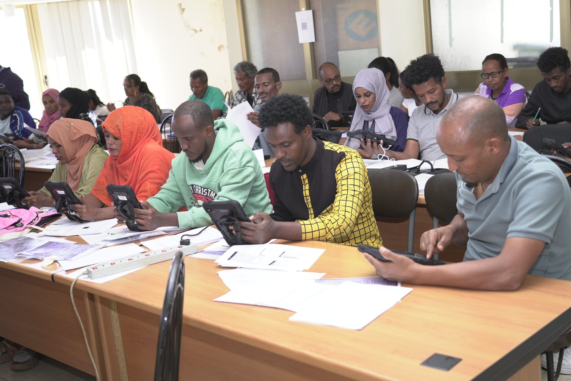 Eritrea: tecnici dell’Ufficio Nazionale di Statistica lavorano con tablet e computer per modernizzare le indagini su popolazione, salute ed economia attraverso strumenti elettronici e nuove competenze