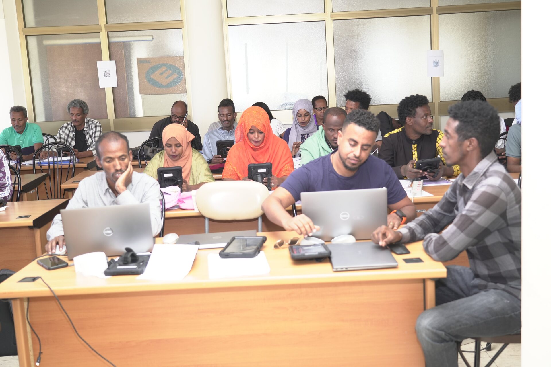 Eritrea: tecnici dell’Ufficio Nazionale di Statistica lavorano con tablet e computer per modernizzare le indagini su popolazione, salute ed economia attraverso strumenti elettronici e nuove competenze