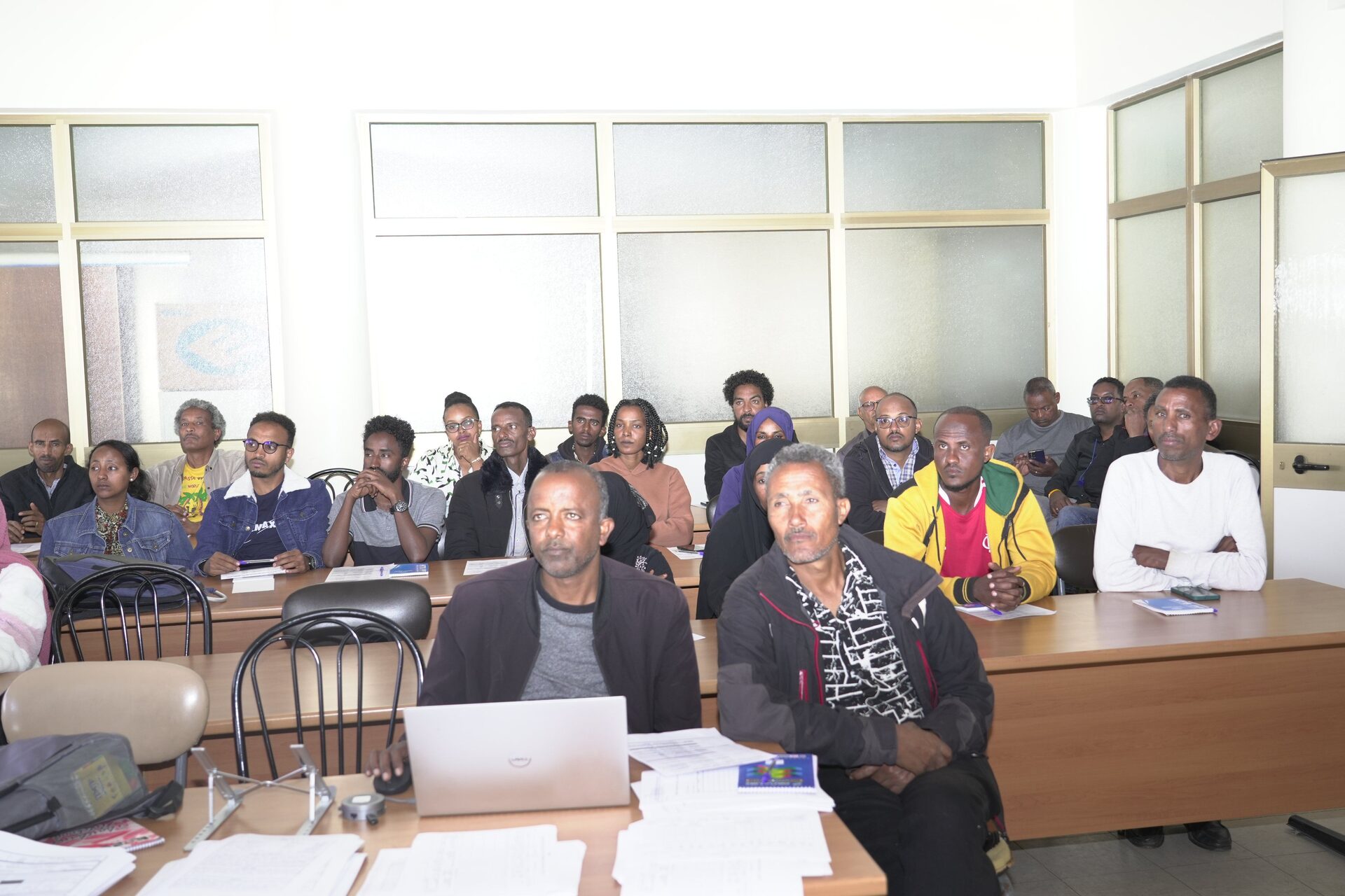 Eritrea: attività formative ad Asmara accompagnano la digitalizzazione del sistema statistico nazionale, con rilevatori impegnati nell’uso di dispositivi mobili e procedure di controllo dei dati