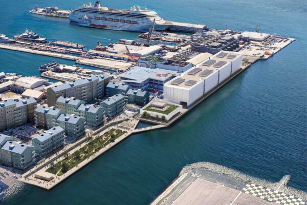 Gibilterra: paesaggio costiero vicino al porto, con edifici, passeggiate e aree verdi che raccontano il rapporto tra sviluppo urbano, infrastrutture digitali e posizione geografica strategica all’ingresso del Mediterraneo