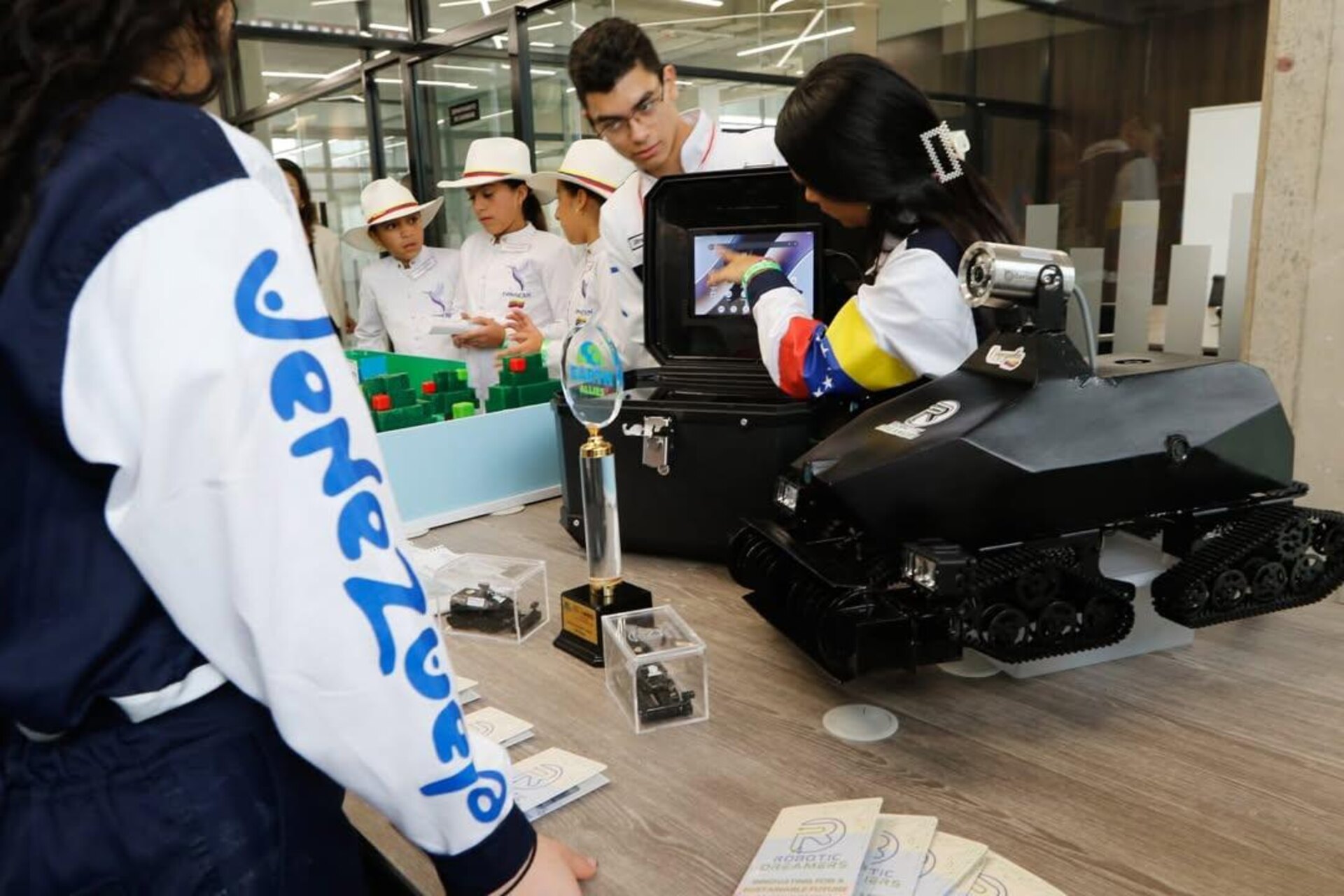 Venezuela: giovani impegnati nella costruzione e nel collaudo di robot durante iniziative formative dedicate a scienza, tecnologia, ingegneria, arti e matematica