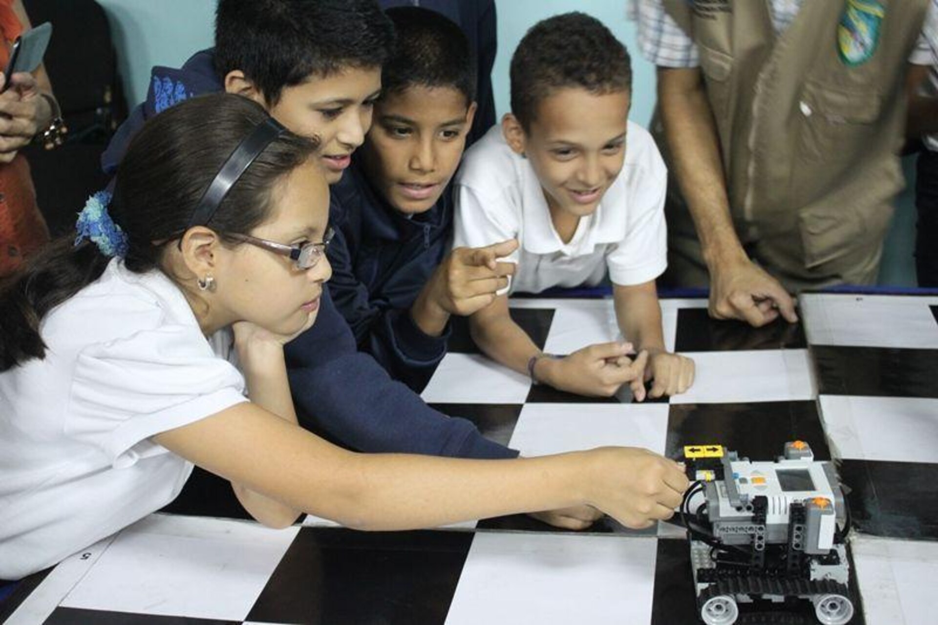 Venezuela: giovani impegnati nella costruzione e nel collaudo di robot durante iniziative formative dedicate a scienza, tecnologia, ingegneria, arti e matematica