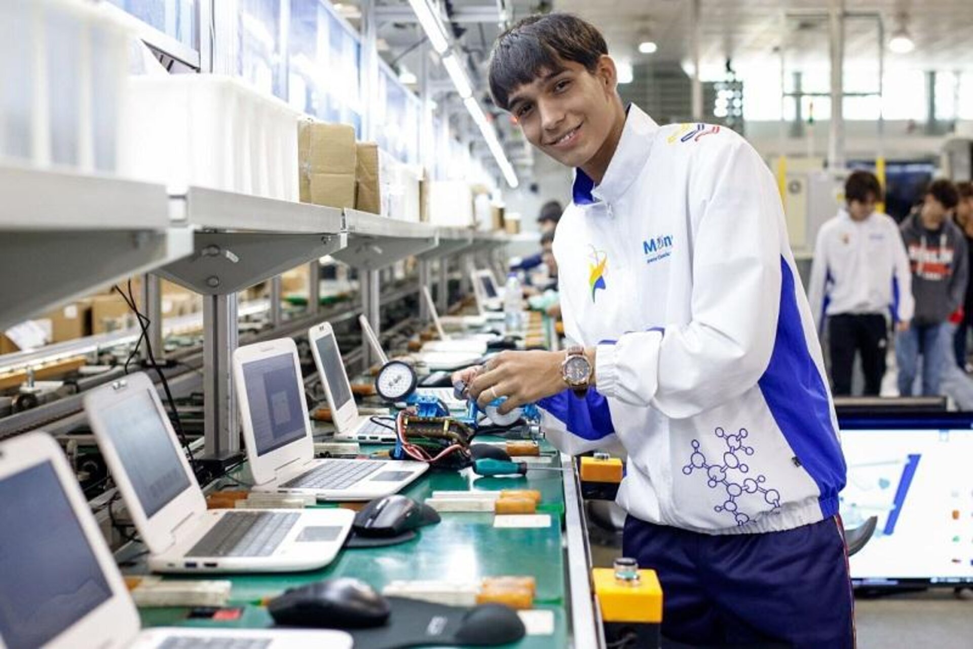 Venezuela: studenti partecipano a laboratori di robotica educativa e sviluppano competenze in programmazione, elettronica, automazione e progettazione attraverso attività pratiche