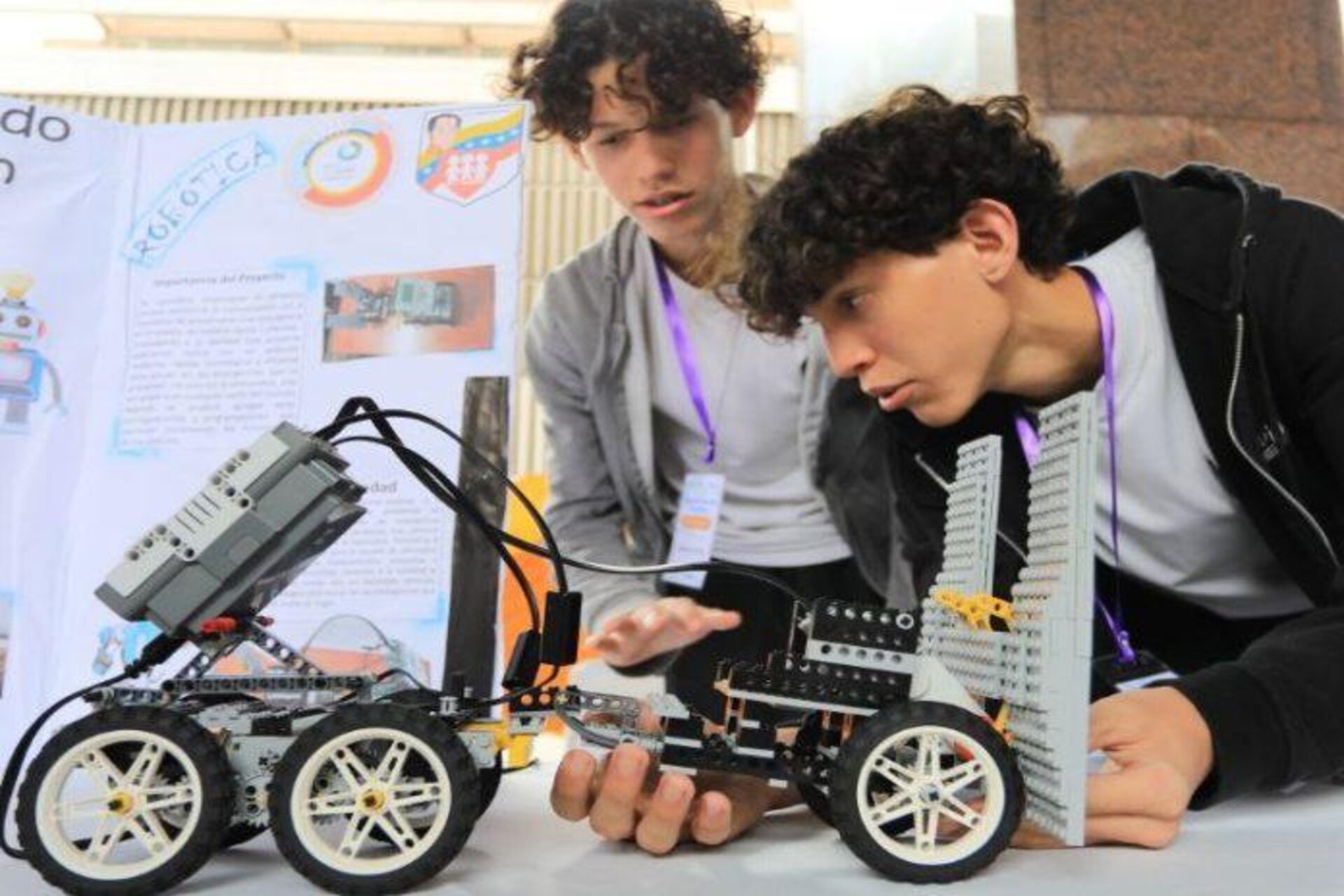 Venezuela: studenti partecipano a laboratori di robotica educativa e sviluppano competenze in programmazione, elettronica, automazione e progettazione attraverso attività pratiche