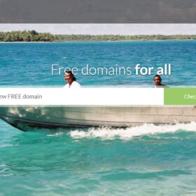 Dominio TK: paesaggio costiero di Tokelau con mare, palme e insediamenti insulari, immagine del territorio del Pacifico a cui appartiene il dominio nazionale .tk