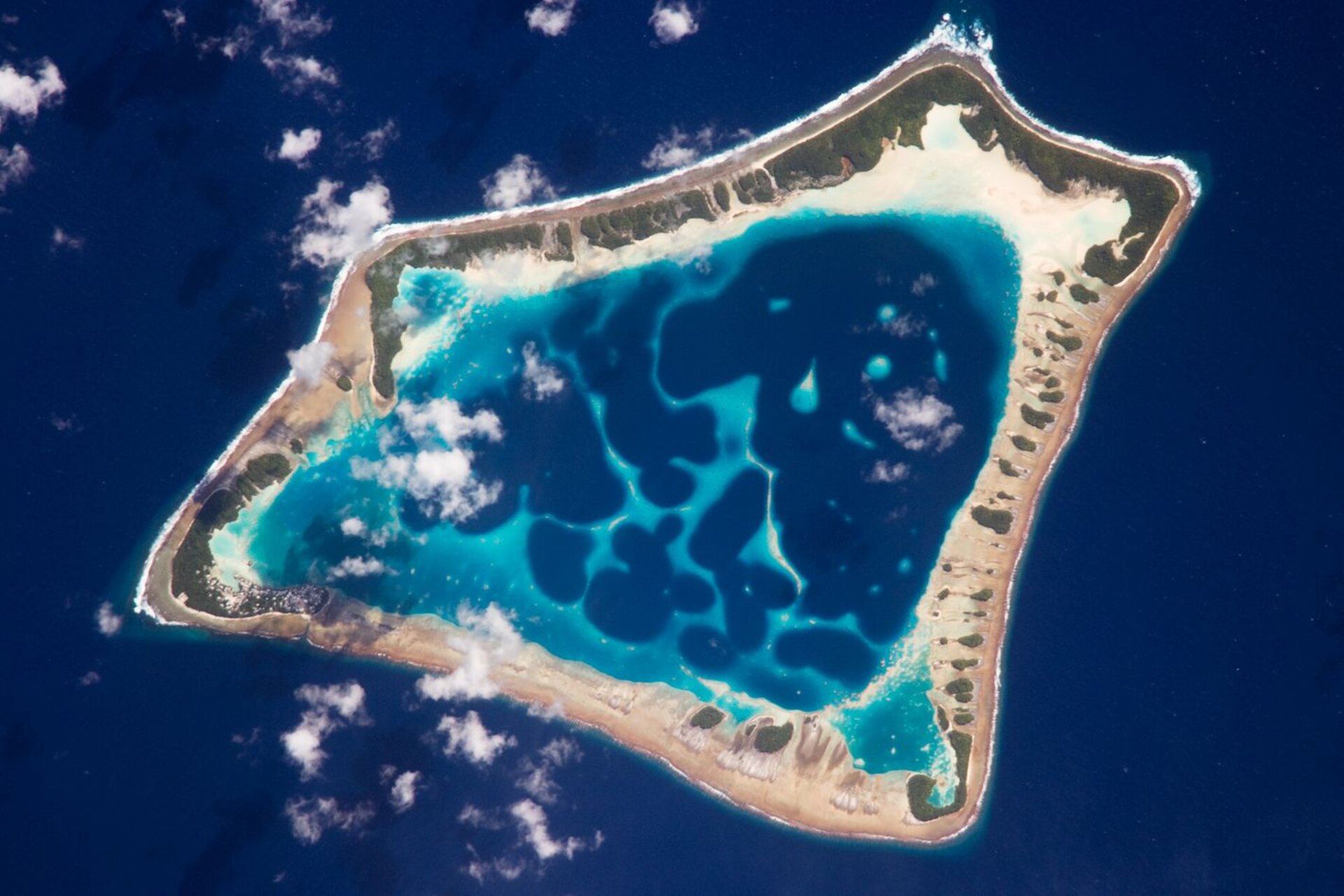 Dominio TK: veduta degli atolli di Tokelau nell’Oceano Pacifico, territorio insulare associato al suffisso Internet nazionale e formato dalle isole di Atafu, Nukunonu e Fakaofo