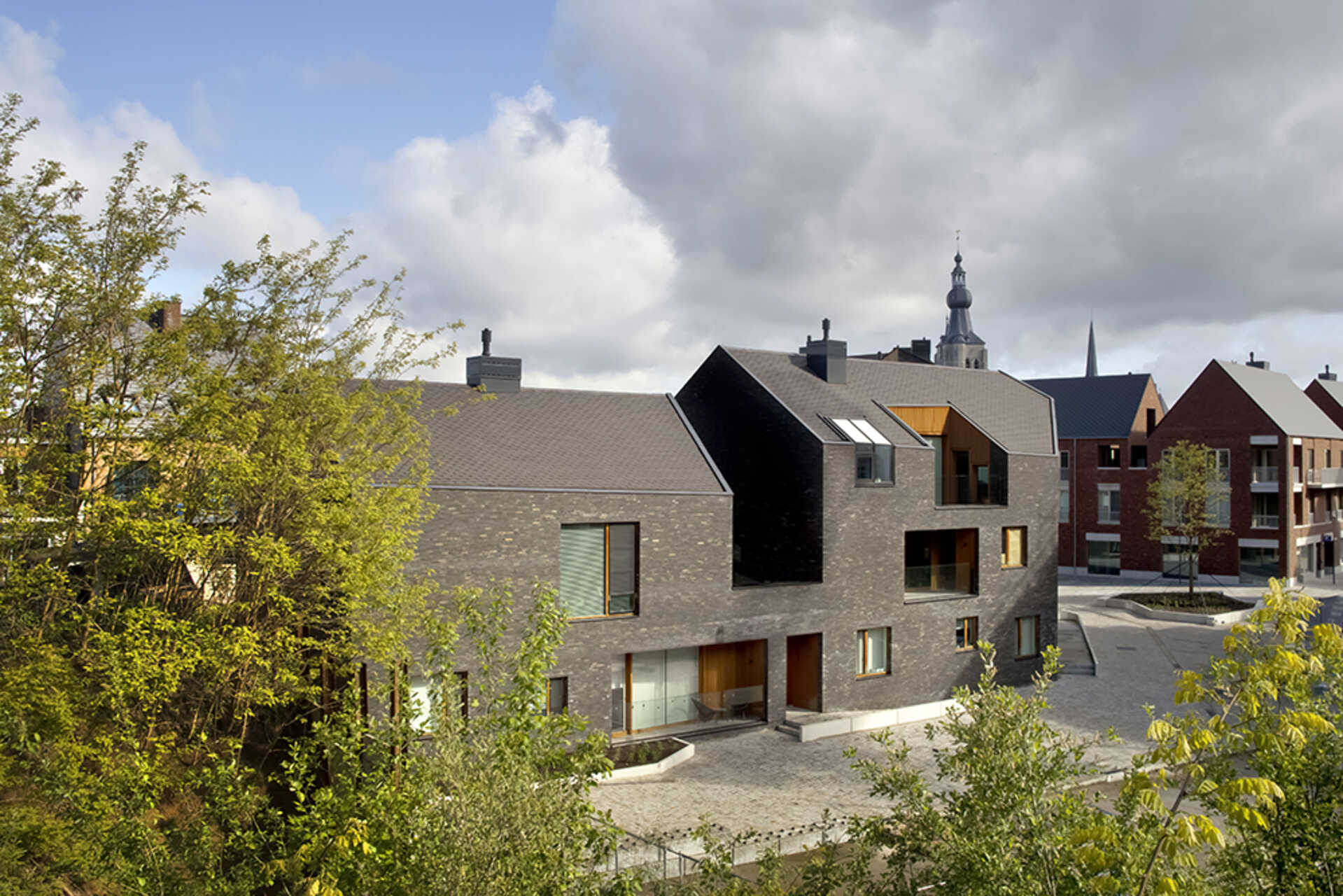 Snake Building: progetto urbano di C+S Architects ad Aarschot, in Belgio, inserito nella rigenerazione di un’ex area industriale con abitazioni, attività commerciali e piazze condivise