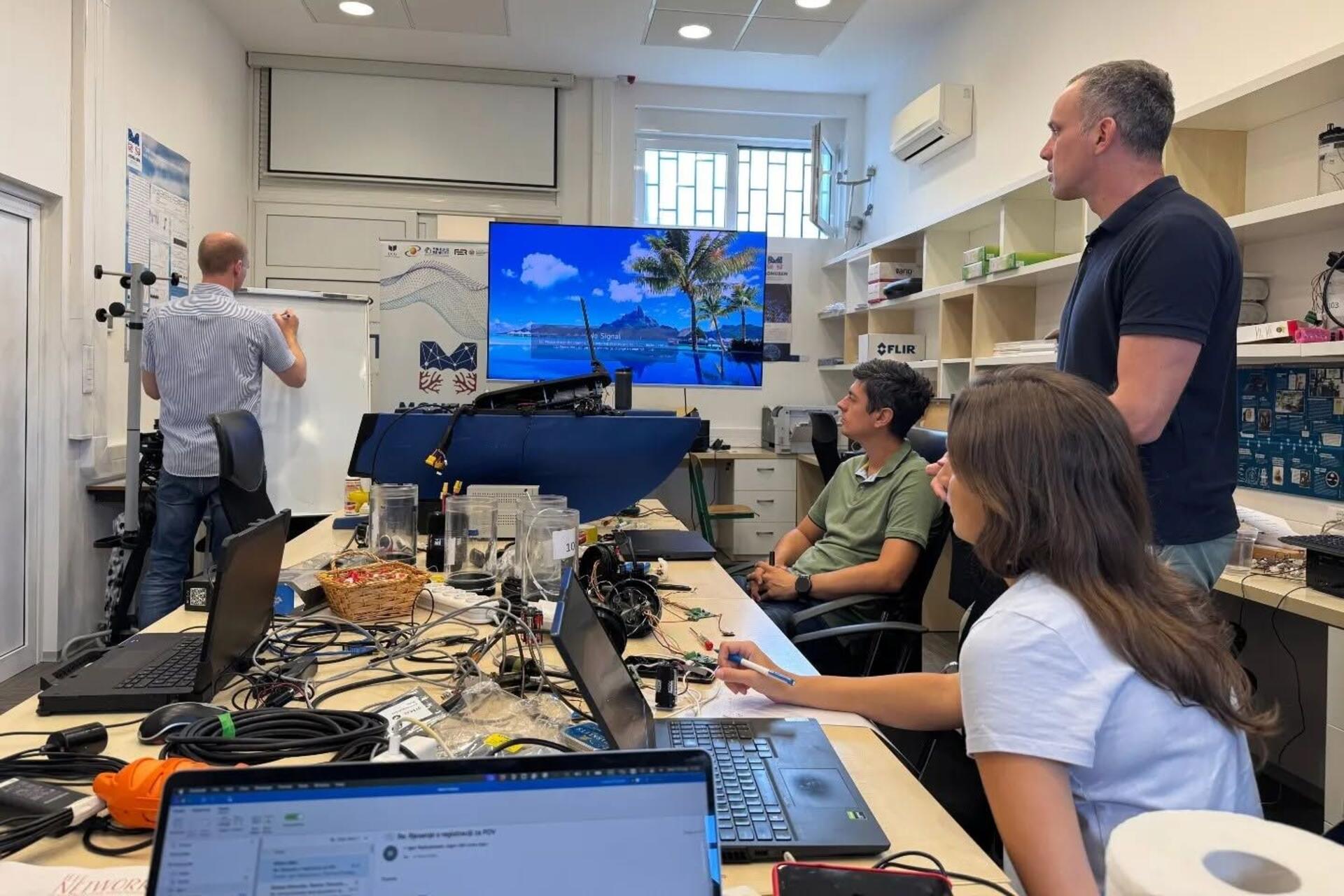 MONUSEN: ricercatori e tecnici impegnati nello sviluppo di sistemi autonomi, sensori marini e tecnologie per il monitoraggio subacqueo nelle acque costiere del Montenegro