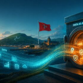 Isola di Man: composizione tecnologica in verde petrolio e arancione con mappe, reti e dati digitali, pensata per rappresentare innovazione, fiducia e asset informativi