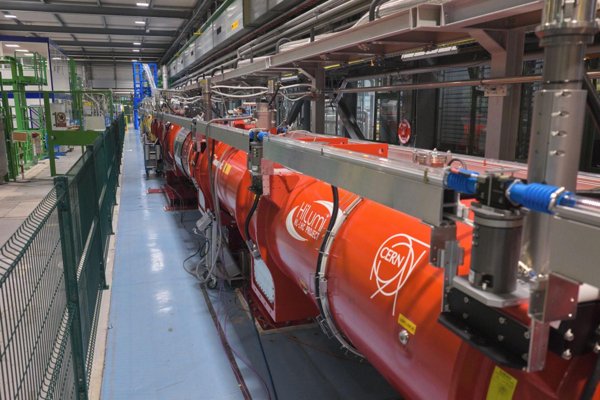 Large Hadron Collider: il grande acceleratore del CERN si estende per 27 chilometri sotto il confine tra Svizzera e Francia e ospita esperimenti dedicati allo studio delle particelle elementari