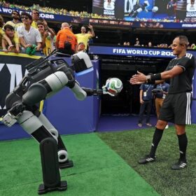 Per la prima volta un robot umanoide scende in campo ai Mondiali