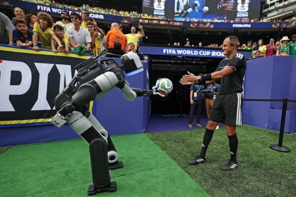 Per la prima volta un robot umanoide scende in campo ai Mondiali