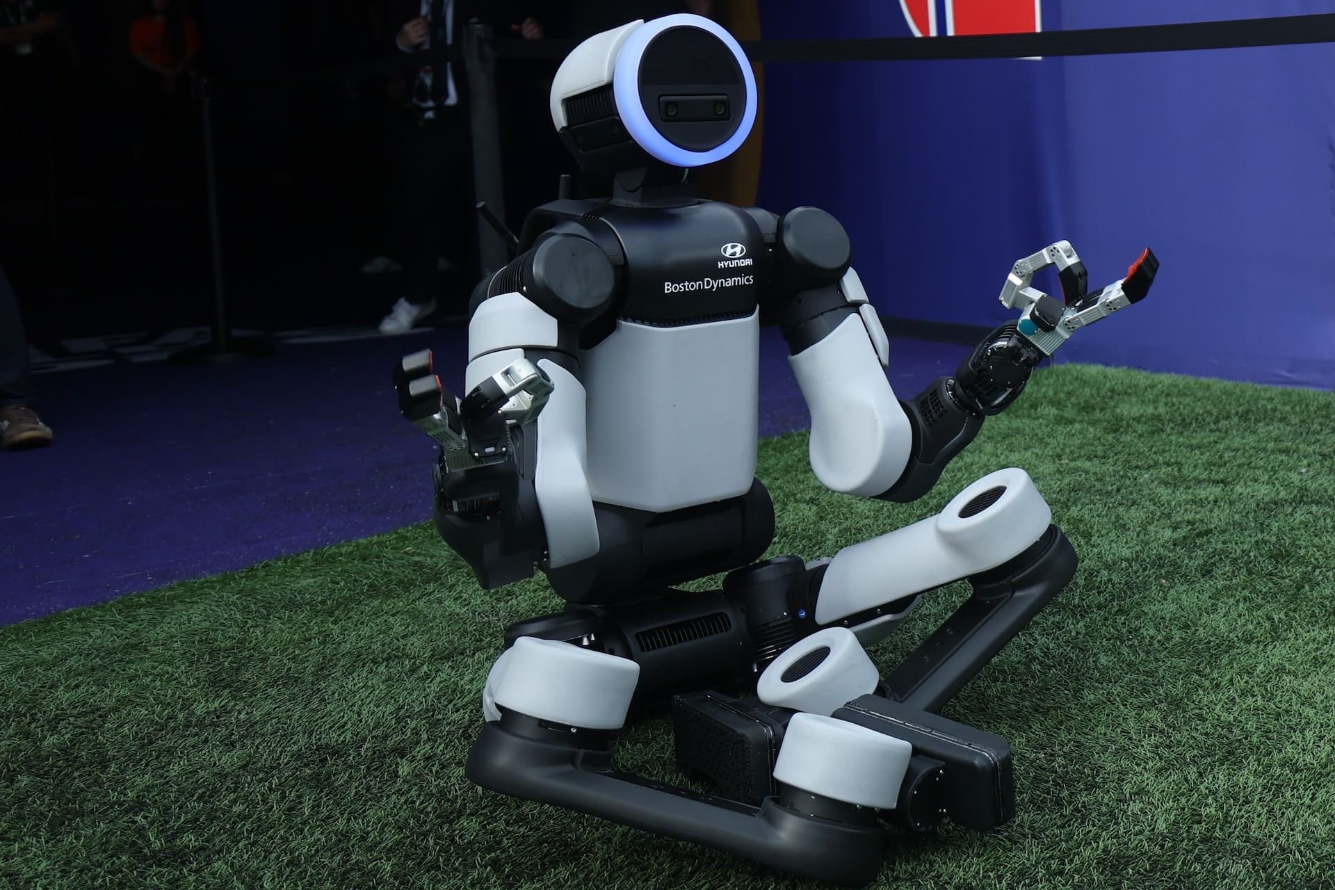 Per la prima volta un robot umanoide scende in campo ai Mondiali