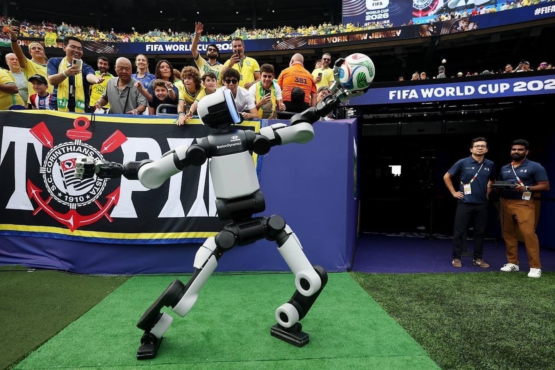 Per la prima volta un robot umanoide scende in campo ai Mondiali