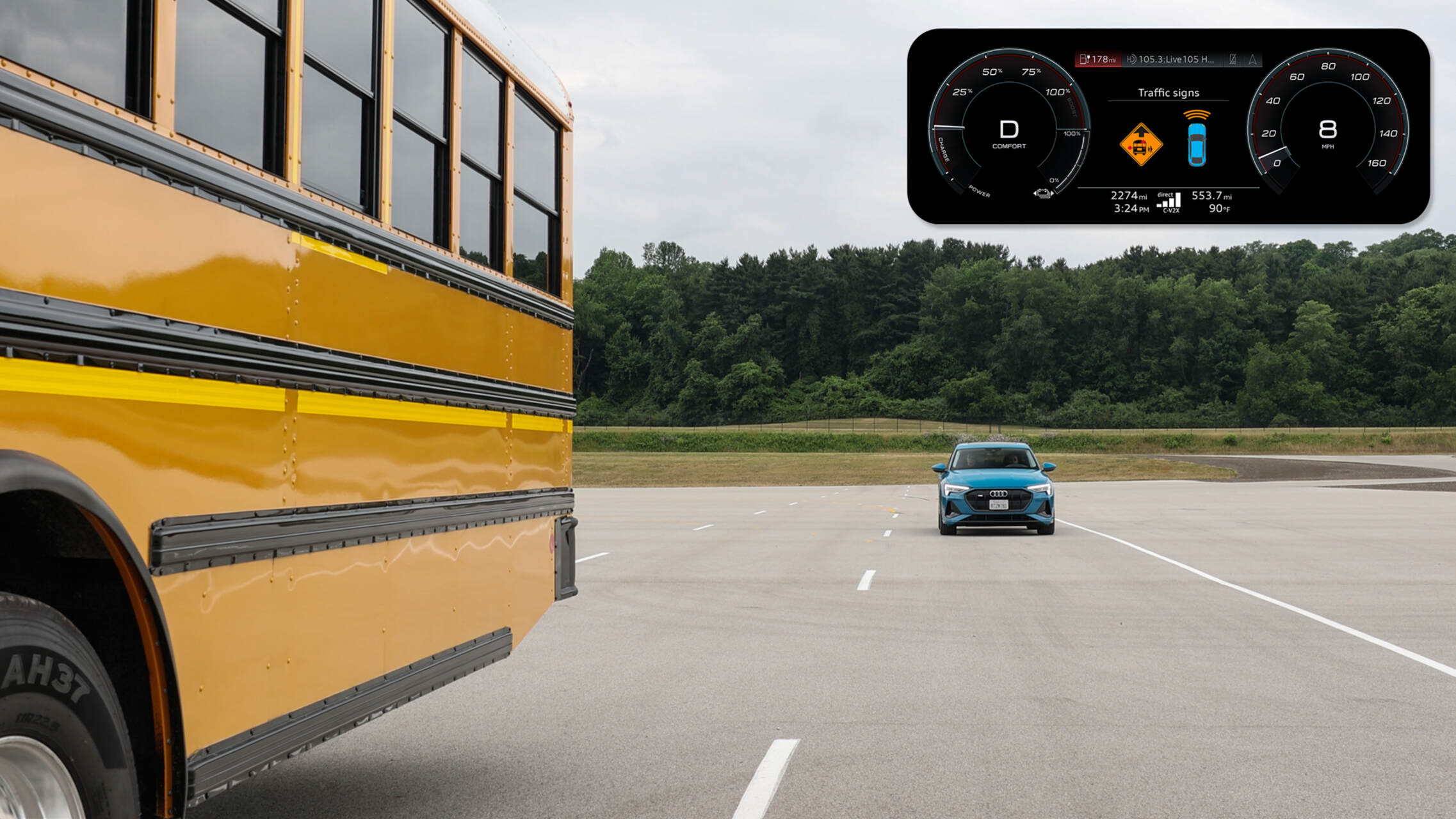 L’auto dialoga con lo scuolabus: il sistema C-V2X consente a vettura e mezzo scolastico di scambiarsi dati su posizione, velocità e direzione senza passare dalla rete cellulare