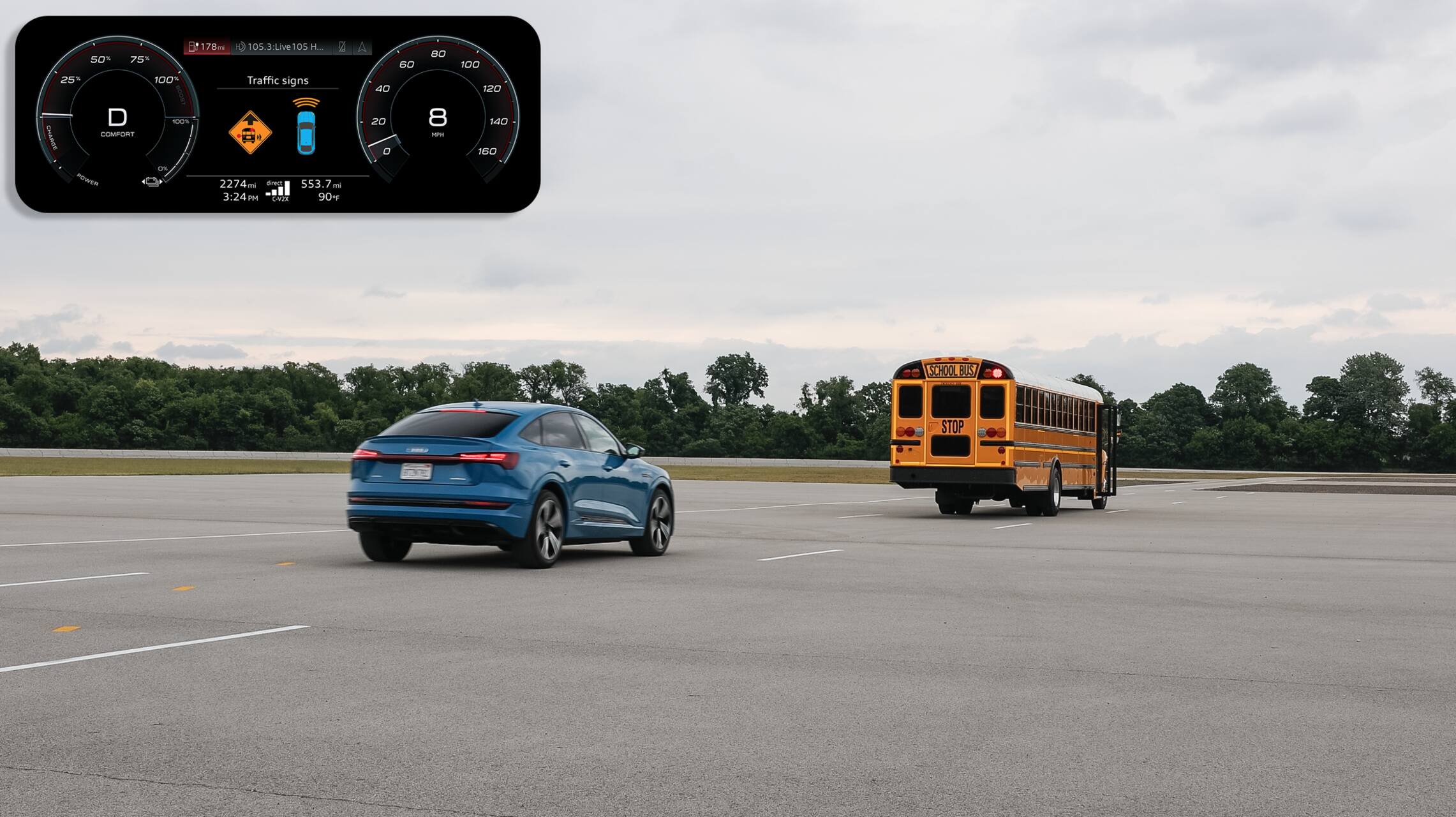 L’auto dialoga con lo scuolabus: Audi e Navistar sperimentano la comunicazione diretta tra veicoli per migliorare la sicurezza stradale durante salita e discesa degli studenti