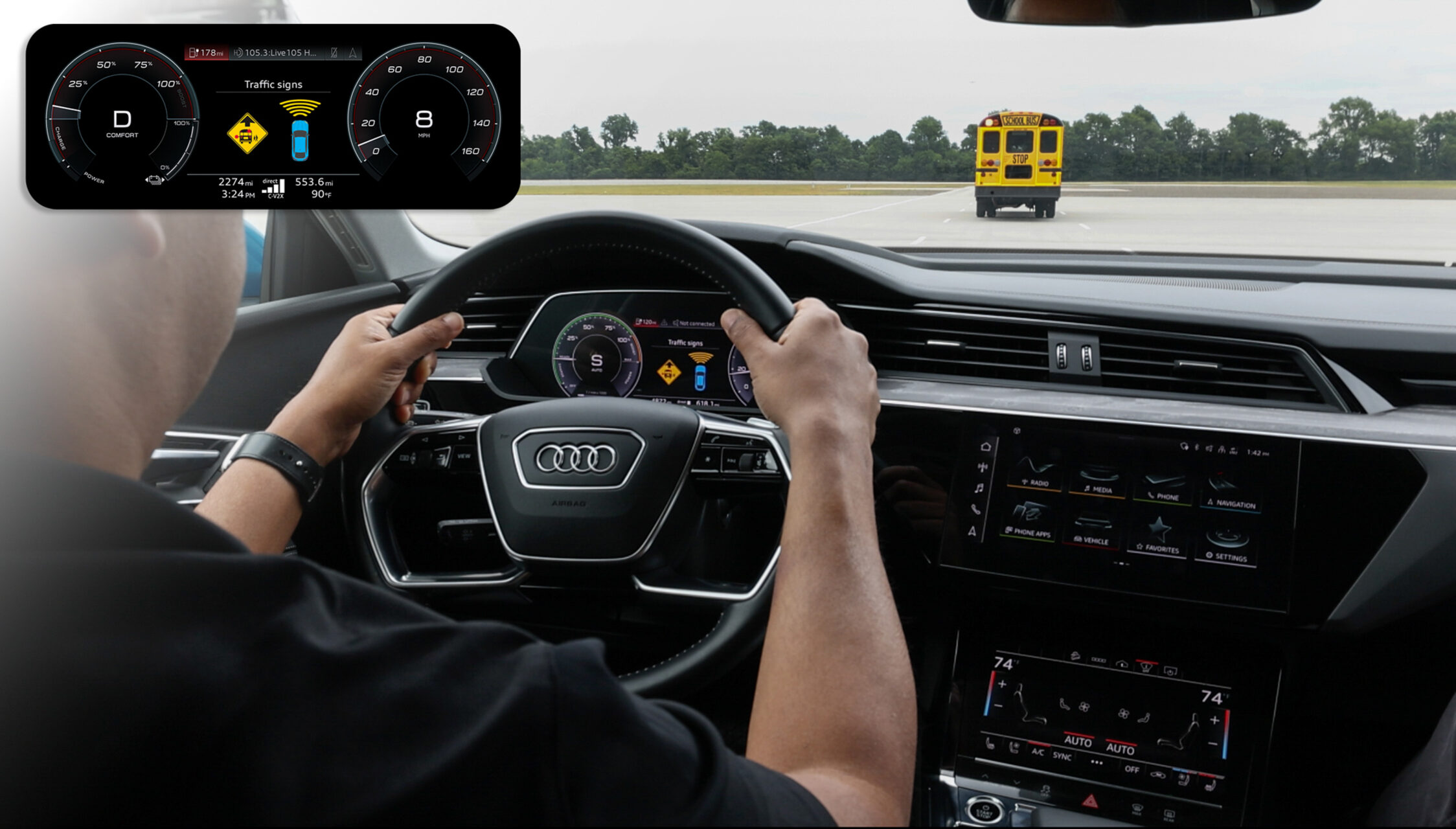 L’auto dialoga con lo scuolabus: Audi e Navistar sperimentano la comunicazione diretta tra veicoli per migliorare la sicurezza stradale durante salita e discesa degli studenti