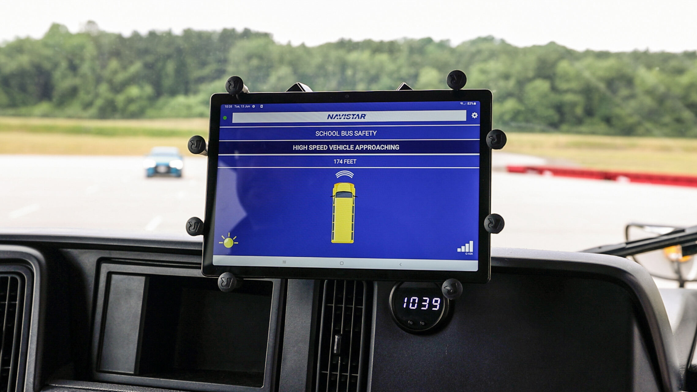 L’auto dialoga con lo scuolabus: l’avviso sul display di bordo aiuta il conducente a riconoscere in anticipo la presenza del mezzo scolastico e del segnale di stop attivo