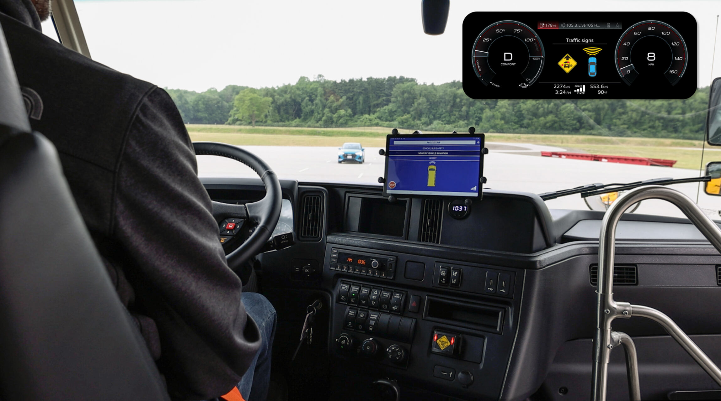 L’auto dialoga con lo scuolabus: l’avviso sul display di bordo aiuta il conducente a riconoscere in anticipo la presenza del mezzo scolastico e del segnale di stop attivo