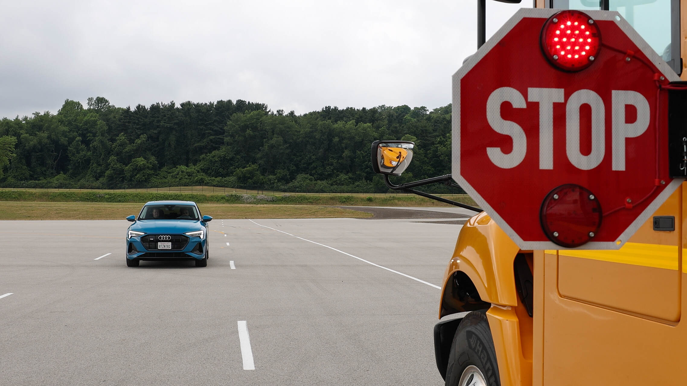 L’auto dialoga con lo scuolabus: la prova evidenzia il ruolo delle comunicazioni a bassa latenza nella prevenzione dei rischi attorno alle fermate frequentate dai bambini