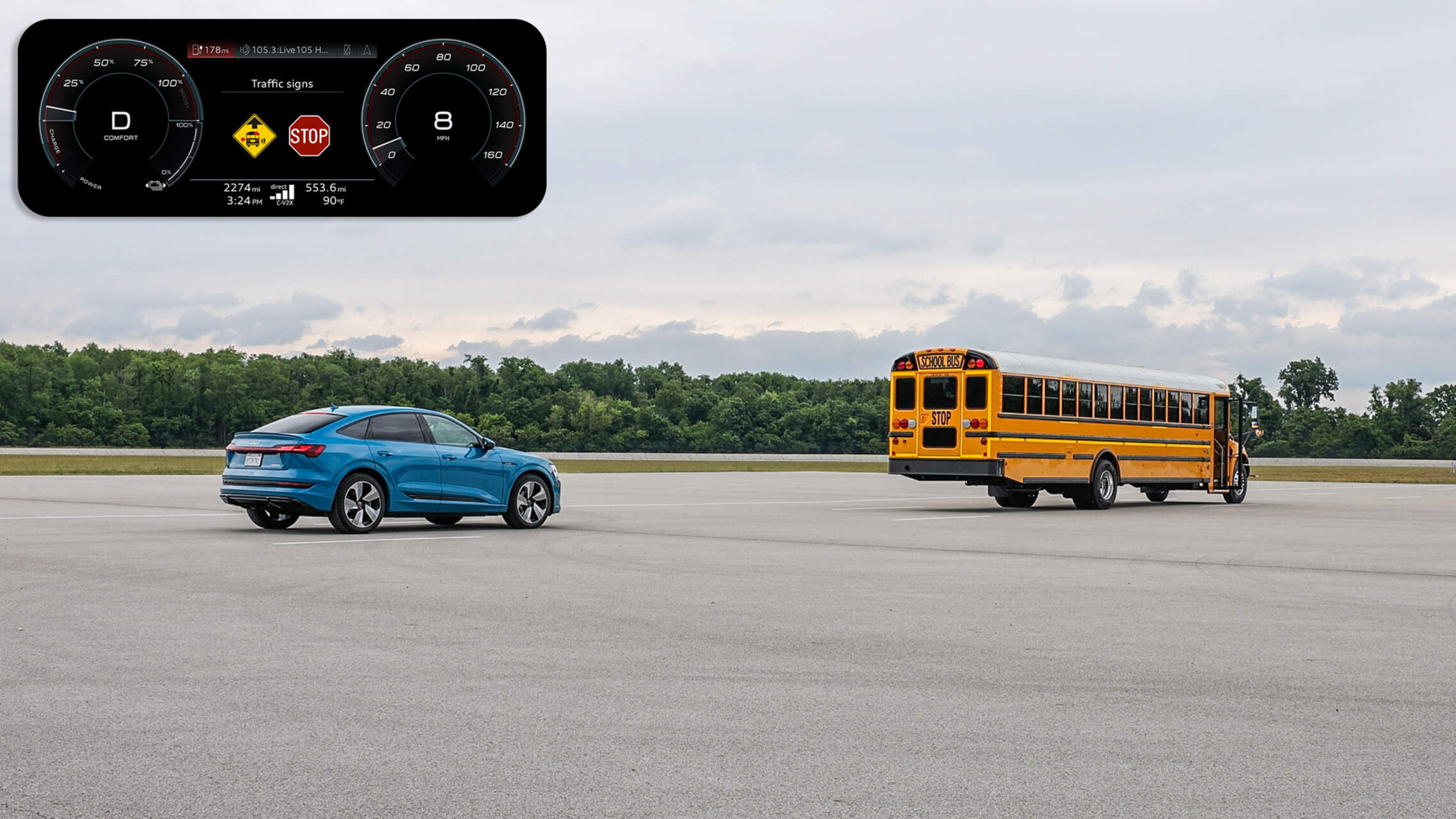 L’auto dialoga con lo scuolabus: il sistema C-V2X consente a vettura e mezzo scolastico di scambiarsi dati su posizione, velocità e direzione senza passare dalla rete cellulare