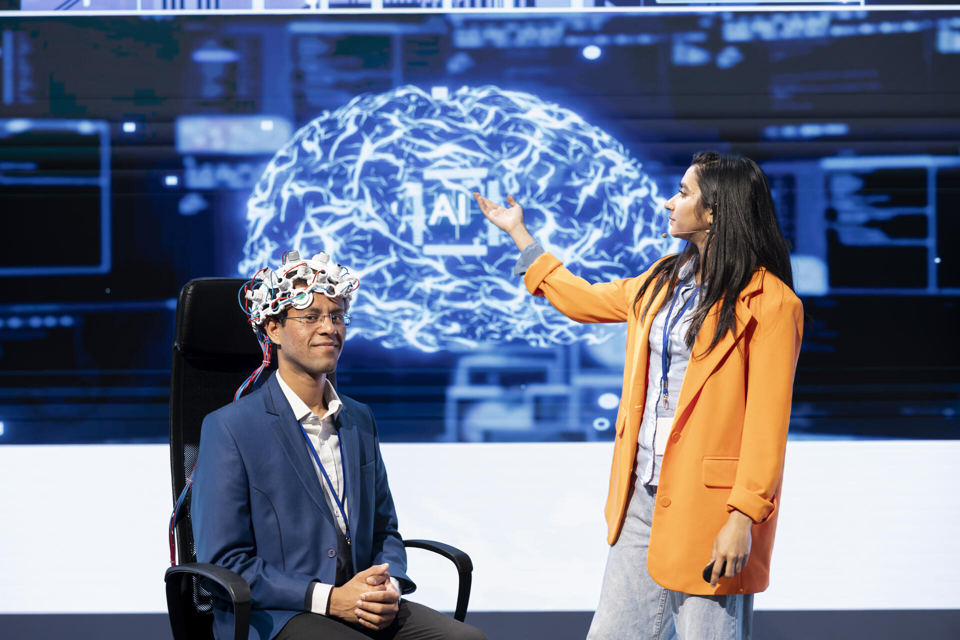 IA dell’EPFL: rappresentazione di un sistema di intelligenza artificiale modulare ispirato alle funzioni cognitive, con componenti dedicate a linguaggio, logica, relazioni sociali e conoscenza