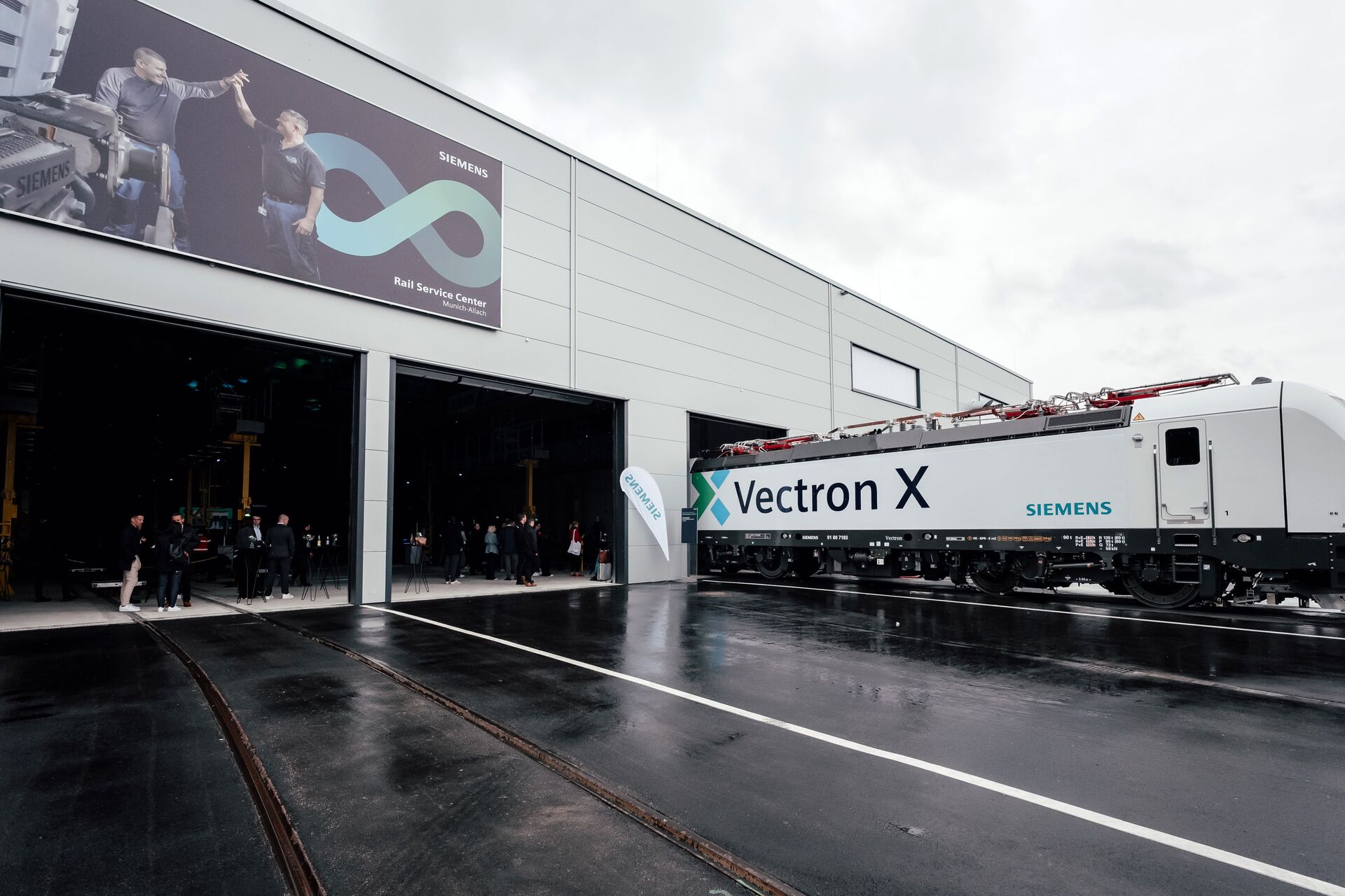 Vectron X: nuova locomotiva Siemens esposta a Monaco-Allach, in Germania, durante la presentazione della piattaforma ferroviaria connessa per trasporto merci, passeggeri e servizi di manutenzione