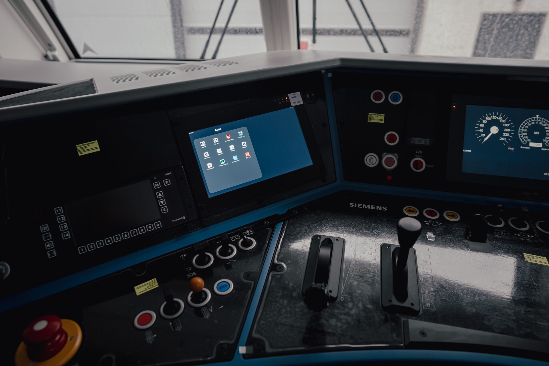 Vectron X: dettaglio della cabina e dei sistemi di bordo della locomotiva Siemens, sviluppata per il mercato ferroviario europeo con funzioni software, interfacce digitali e gestione basata sui dati
