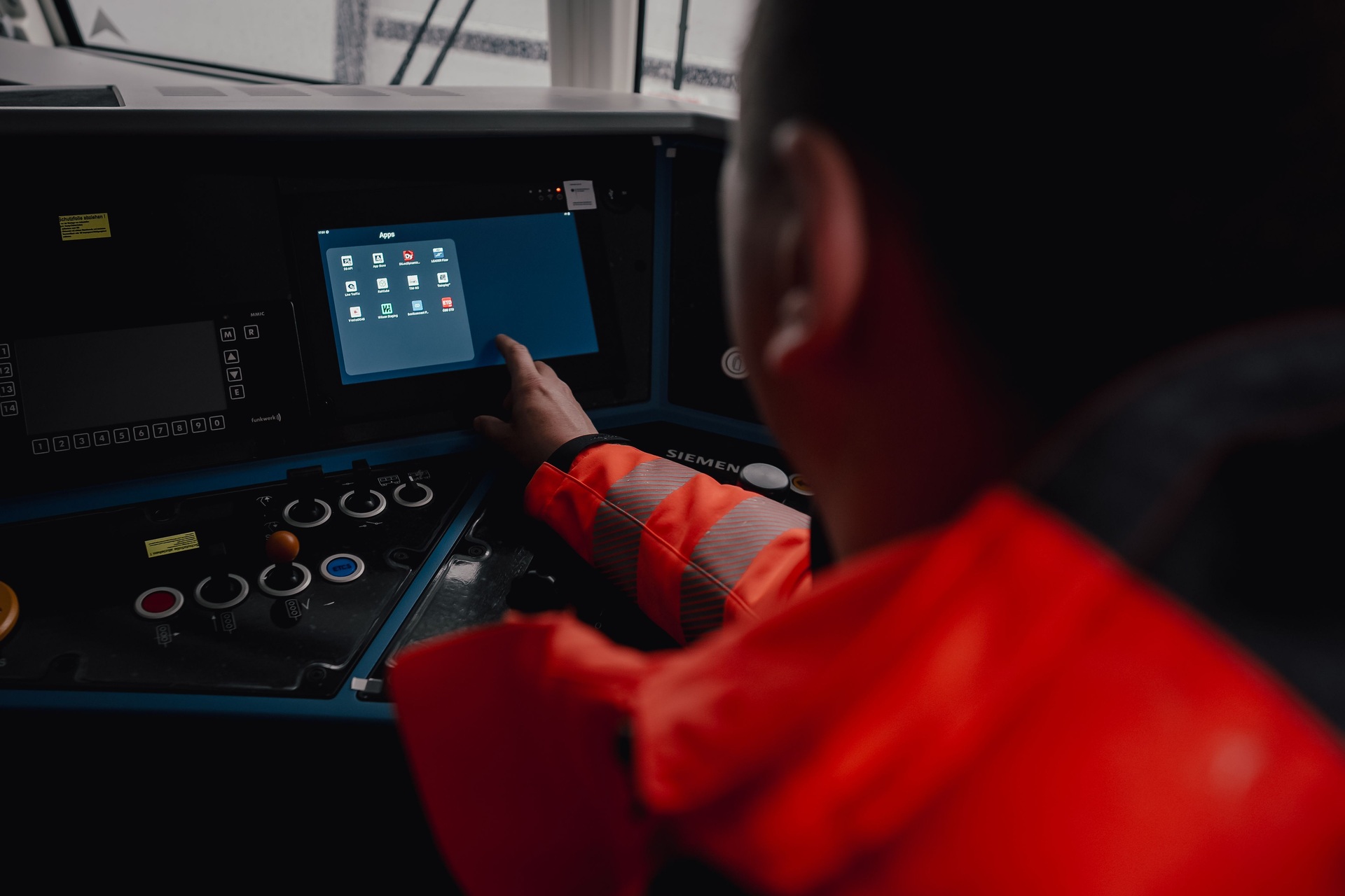 Vectron X: dettaglio della cabina e dei sistemi di bordo della locomotiva Siemens, sviluppata per il mercato ferroviario europeo con funzioni software, interfacce digitali e gestione basata sui dati