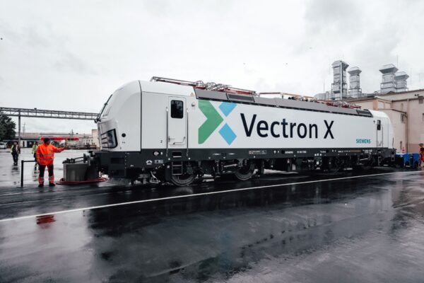 Vectron X: locomotiva Siemens Mobility al Rail Service Center di Monaco-Allach, in Germania, nel contesto dell’evoluzione ferroviaria europea tra connettività, dati operativi e assistenza alle flotte